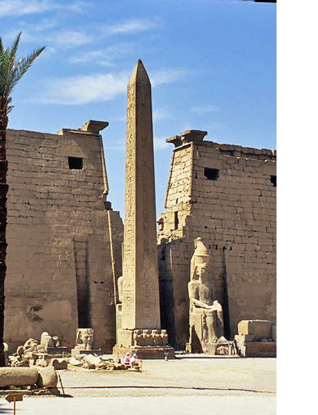 エジプト・カルナックにあるラムセス２世のオベリスクです